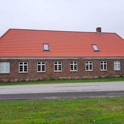 nyt-roedt-tegltag-murstenshus